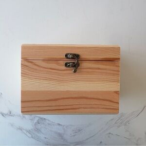LIKE NEW Pine Keepsake Box with Lid and Latch